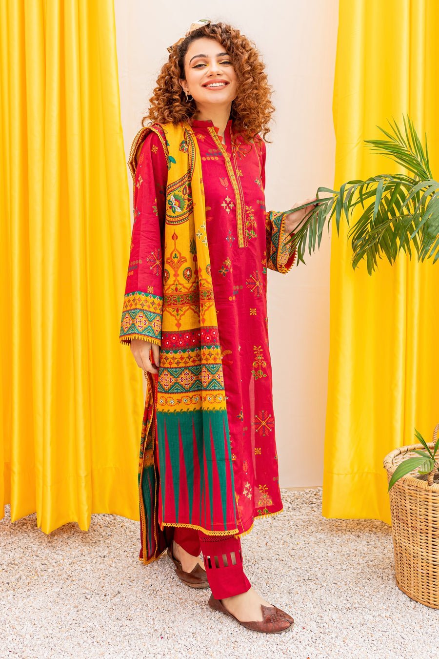 27_900x_718b2a09-c2c1-4133-9f11-e56f76b7e19e.jpg 3 Piece - Digital Printed Lawn Suit - Image 1