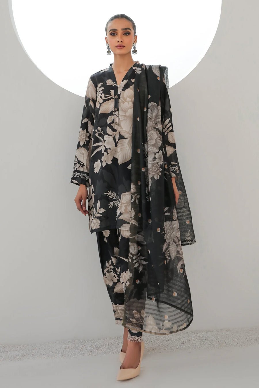 a1_900x_39938302-5212-4a1b-bbc2-6781f436fcd1.jpg 3 Piece - Unstitched Printed Lawn Suit - Image 1